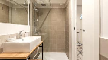 Regadera, secadora de cabello, toallas