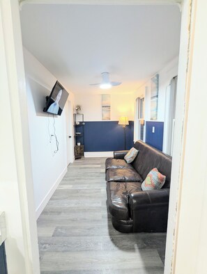 Living area - 3 BD, Pet friendly,FREE parking and wifi (Old Orchard Beach)