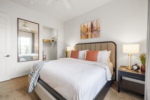1 slaapkamer, een bureau, een strijkplank/strijkijzer, reisbedje