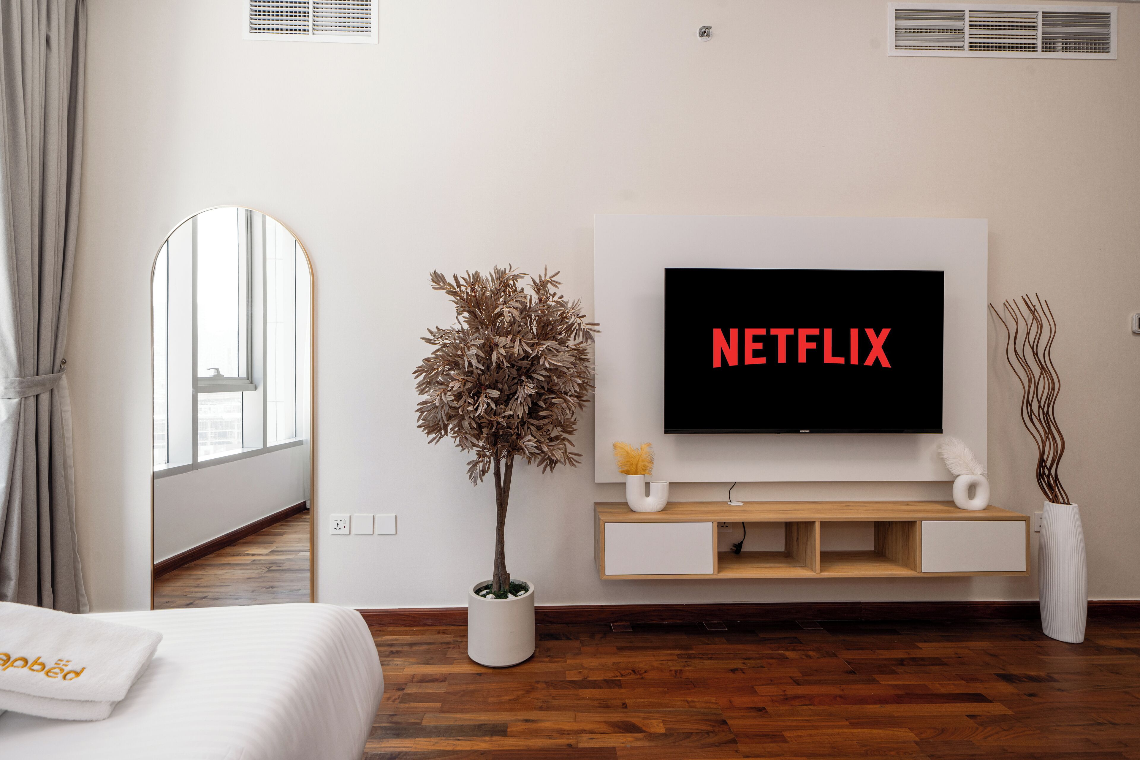 Basic Apartment, City View | Living area