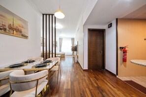 Appartement, vue ville | Restauration dans la chambre