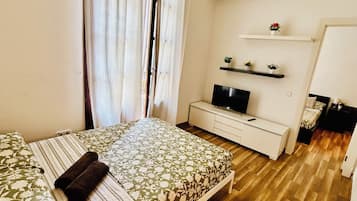 1 dormitorio, tabla de planchar con plancha, wifi y ropa de cama