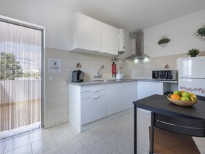 Geladeira, micro-ondas, cooktop, cafeteira/chaleira