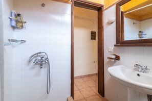 Apartment | 2 bedrooms, desk, Internet