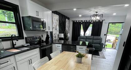 Sleep 7, Park 6 trucks, hot tub, pet , 3 min to FM Arena /ASPU /food/ shops