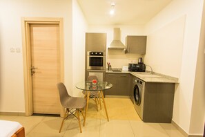 Kühlschrank, Mikrowelle, Wasserkocher, Kochgeschirr/Geschirr/Besteck