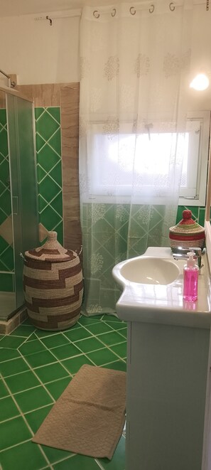 Een haardroger, een bidet, handdoeken, zeep