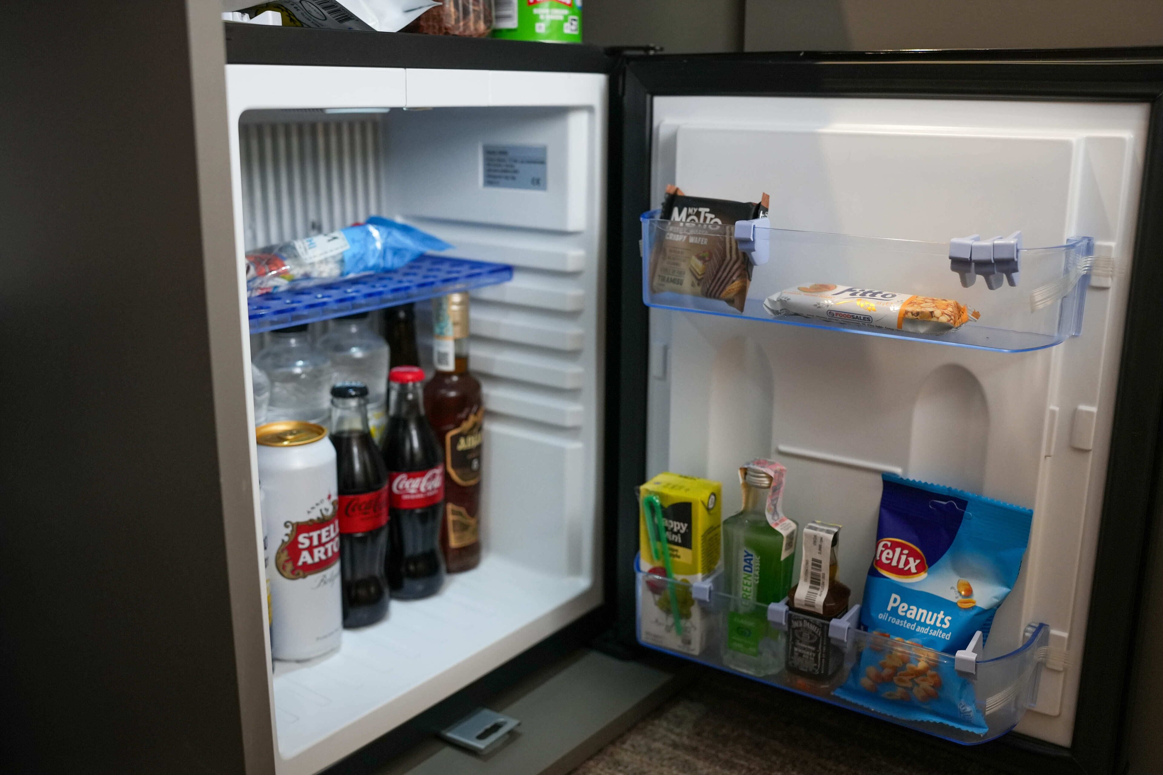Ein Kühlschrank gefüllt mit Getränken, Snacks und Gewürzen.