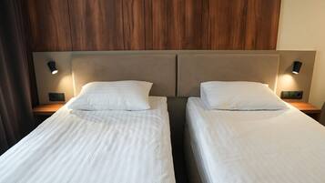 Classic-Zweibettzimmer, Stadtblick | Zimmersafe, kostenloses WLAN