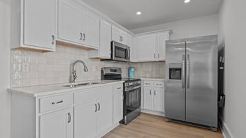 Réfrigérateur, micro-ondes, four, plaque de cuisson