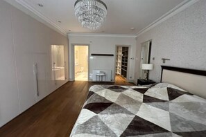 3 bedrooms, desk, iron/ironing board, free WiFi