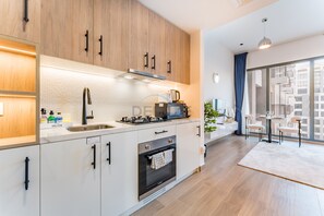 Geladeira, micro-ondas, fogão, cooktop