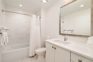 Shower, hair dryer, towels, shampoo - The Saddlery - Sound Check -Walk 2 Broadways best! (Nashville)