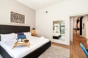 2 habitaciones, escritorio y tabla de planchar con plancha 