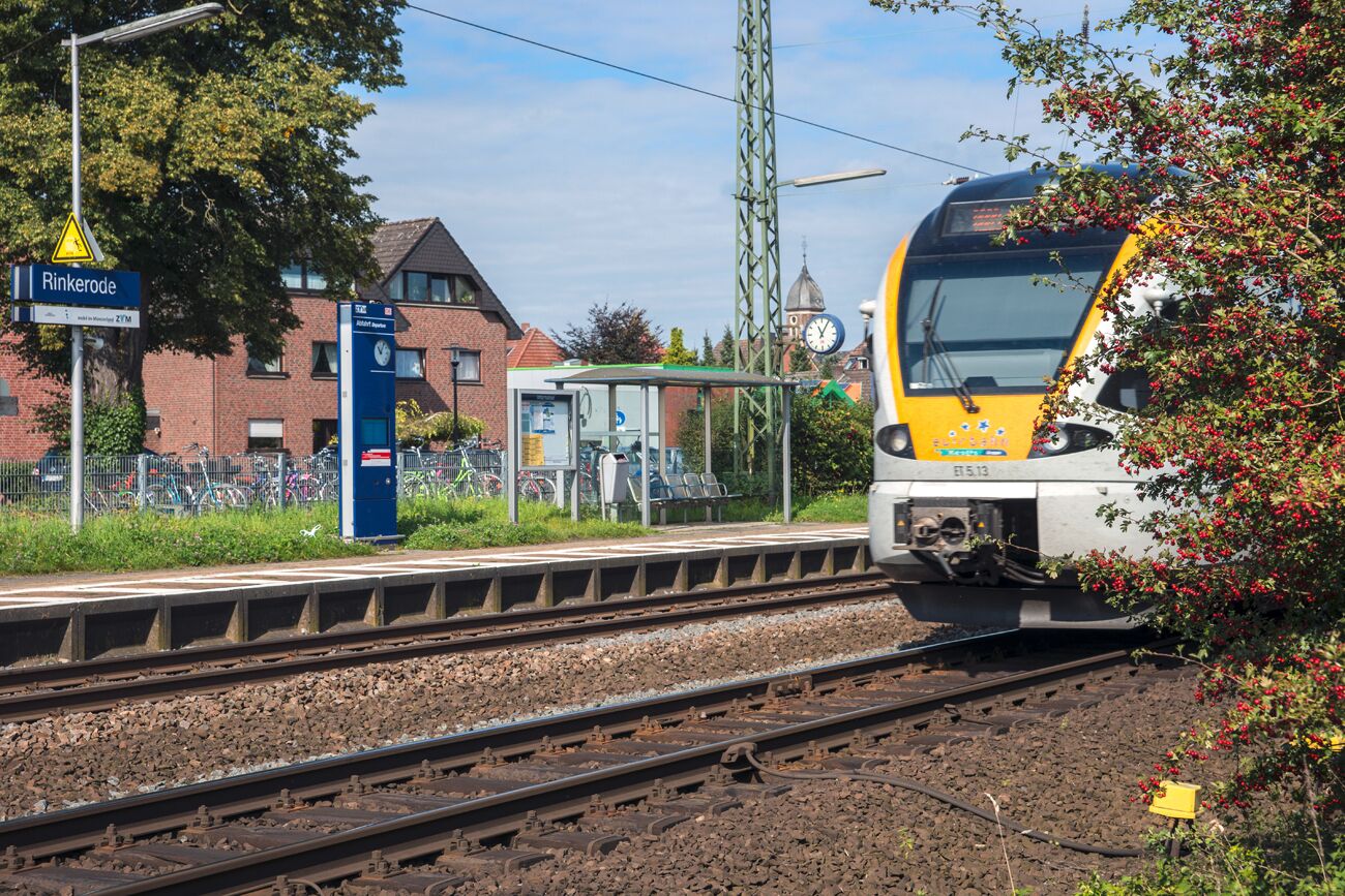 Een perron van een treinstation, een trein nadert.