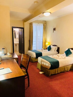 Kahden hengen comfort-huone (kaksi sänkyä), kaupunkinäköala | Työpöytä, kannettavalle tietokoneelle sopiva työtila, ilmainen Wi-Fi