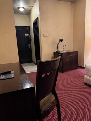 Habitación Confort doble | 1 dormitorio, escritorio, espacio para trabajar con un portátil