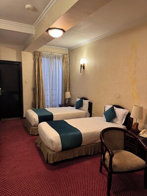 Kahden hengen comfort-huone (kaksi sänkyä), kaupunkinäköala | Työpöytä, kannettavalle tietokoneelle sopiva työtila, ilmainen Wi-Fi