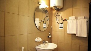 Kamar Double Deluks, pemandangan kota | Kamar mandi | Sandal