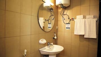 Deluxe Double Room, City View | Bathroom