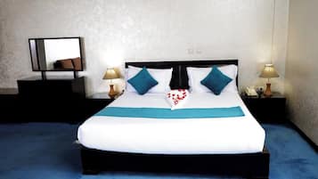 Suite Junior, balkon, pemandangan kota | Meja kerja, ruang kerja ramah laptop, dan Wi-Fi gratis