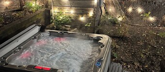 Ohio City Home with Hot Tub Sleeps 8 + 2 more futons. Near Cleveland Attractions