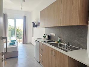 Kühlschrank, Mikrowelle, Herdplatte, Wasserkocher
