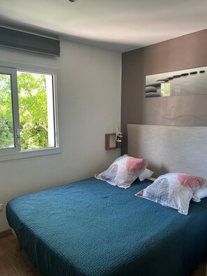 2 chambres, fer et planche à repasser, Wi-Fi, draps fournis