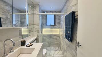 Eenvoudig appartement | Badkamer | Een douche, een bidet, handdoeken, toiletpapier