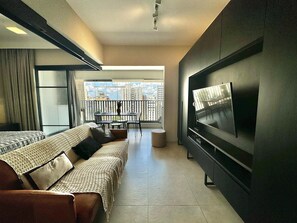 Apartemen Basic | Area keluarga | TV layar datar