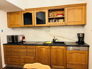 Mikrowelle, Herdplatte, Geschirrspüler