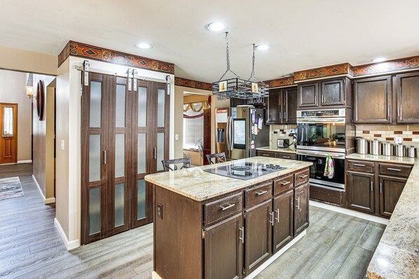 Interior - Home Theater & Large Backyard Deck: Tacoma Abode! (Tacoma)