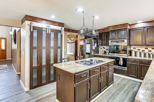 Home Theater & Large Backyard Deck: Tacoma Abode!