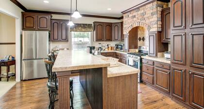 Outdoor Dining, Grill & Yard: Eastover Gem!