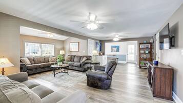 House (6 Bedrooms) | Interior