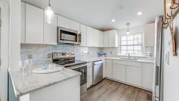 House (6 Bedrooms) | Interior