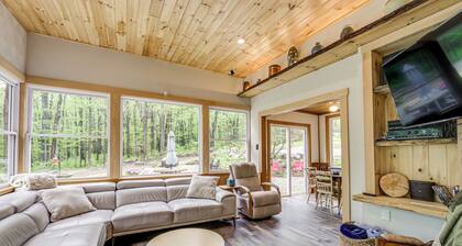 10 Mi to Mtn Resort: Normalville Cabin w/ Balcony!