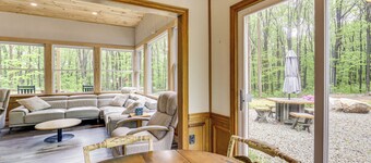 10 Mi to Mtn Resort: Normalville Cabin w/ Balcony!