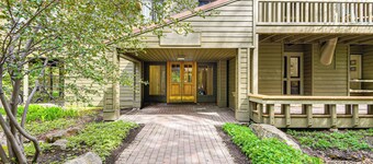 Walk to Sun Valley Village: Condo w/ Deck!