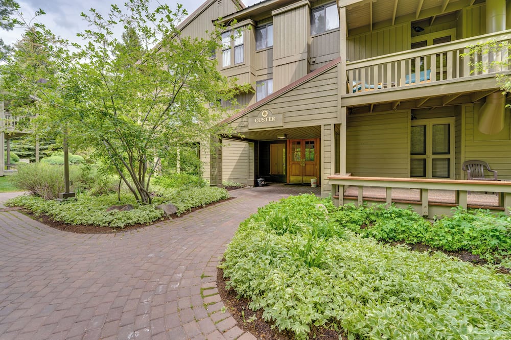 Walk to Sun Valley Village: Condo w/ Deck!