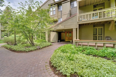 Walk to Sun Valley Village: Condo w/ Deck!