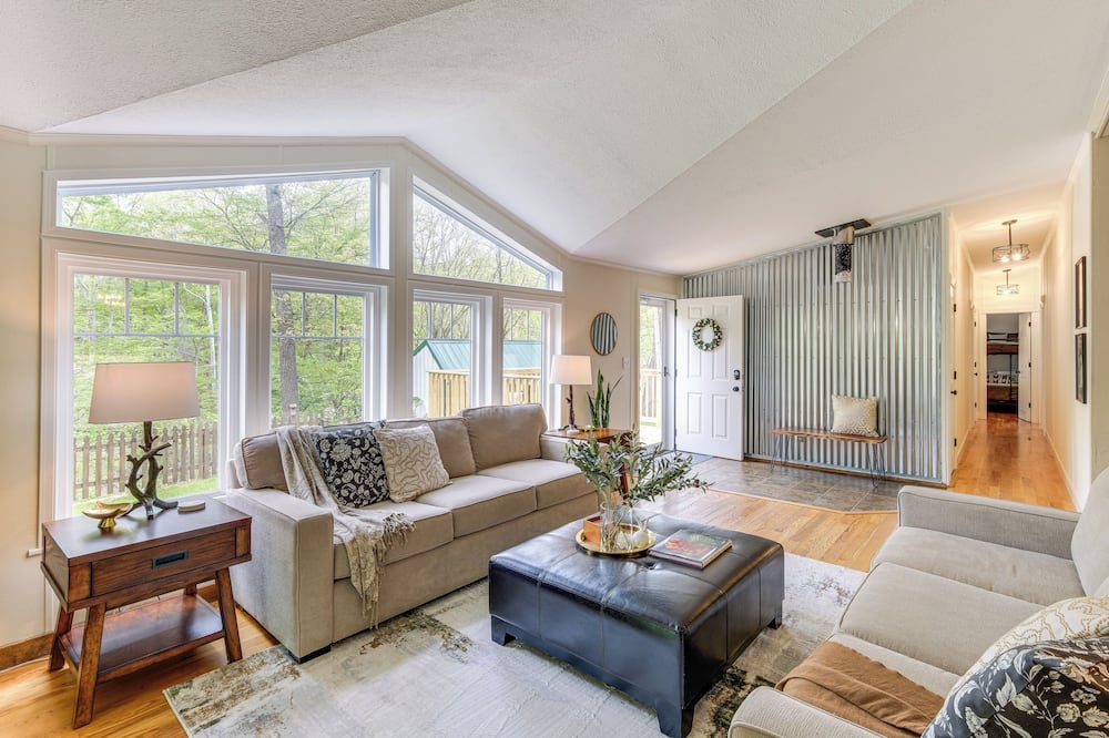 Walk to River: Loudonville Retreat w/ Hot Tub! - Lucas, OH