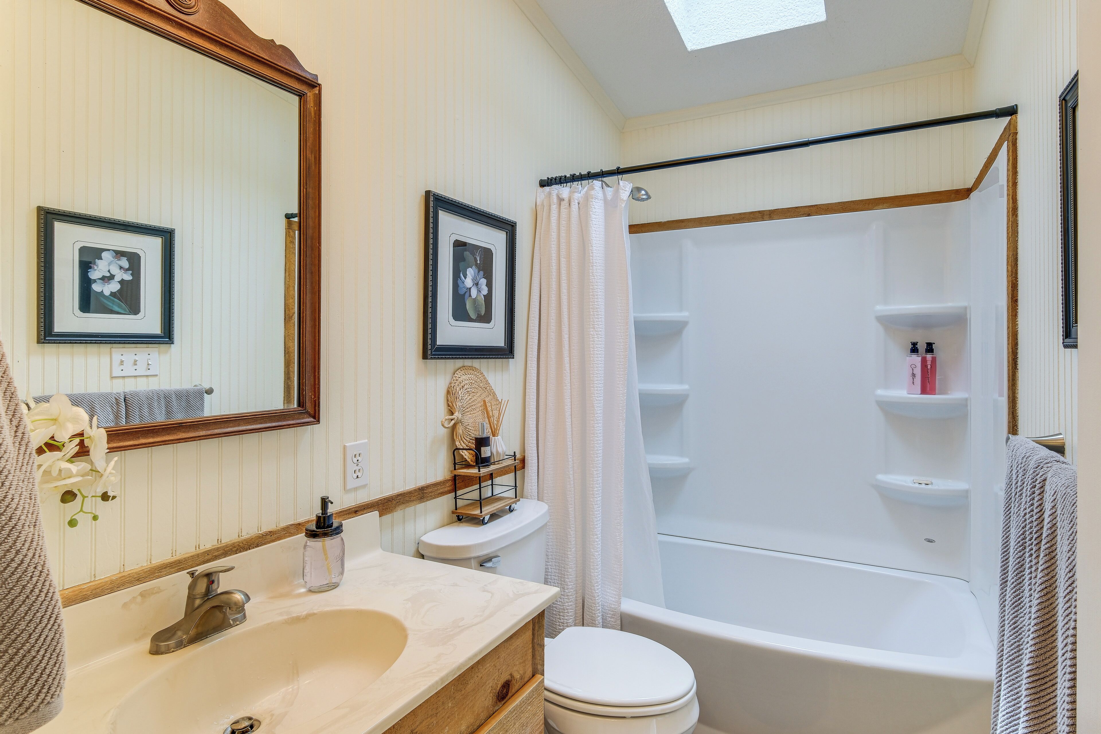 Une salle de bain avec un lavabo, des toilettes et une baignoire.