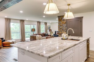 House (5 Bedrooms) | Interior