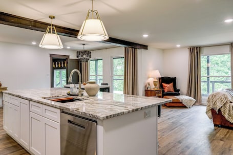 House (5 Bedrooms) | Interior