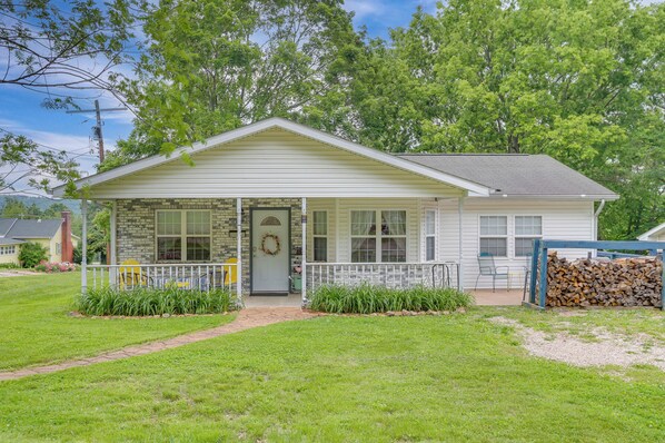 House (3 Bedrooms) | Exterior