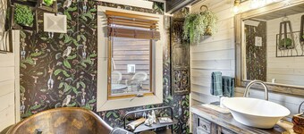Hot Tub + Arcade Table: Spacious Retreat in Lead