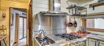 Hot Tub + Arcade Table: Spacious Retreat in Lead