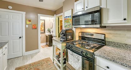 3 Mi to Frick Park: Artsy, Urban Retreat w/ Deck
