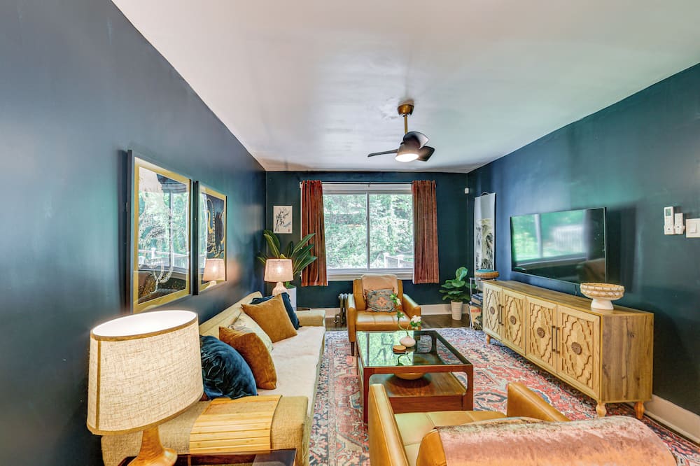 3 Mi to Frick Park: Artsy, Urban Retreat w/ Deck - Braddock, PA